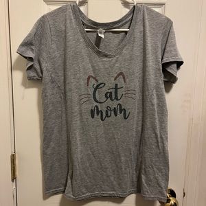 Gray v neck “cat mom” tshirt